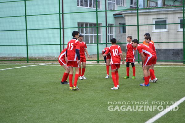 В турнире по мини-футболу приняли участие команды учащихся восьмых классов.