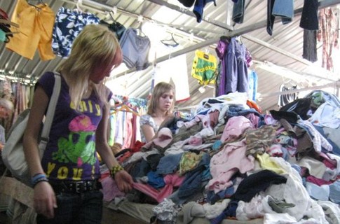 La piețele second hand, hainele costă de două sau chiar de trei ori mai puțin decît în magazine sau piețele specializate.
