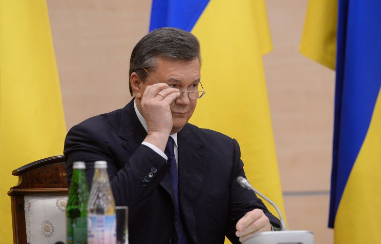 Указанную сумму экс-президент получил под видом "авторского вознаграждения за выданные и написанные им в будущем книги".