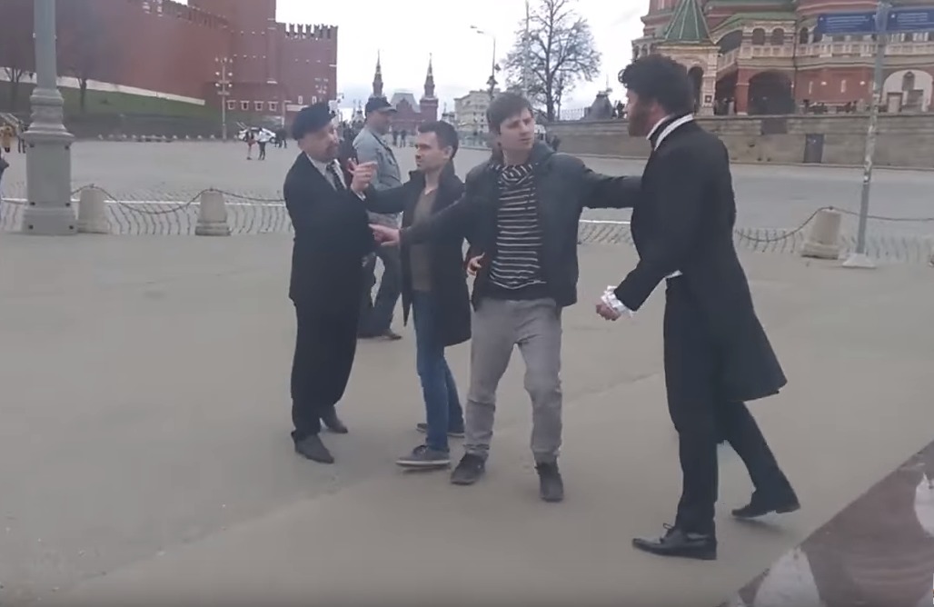 По словам очевидца, драка могла произойти из-за клиента.