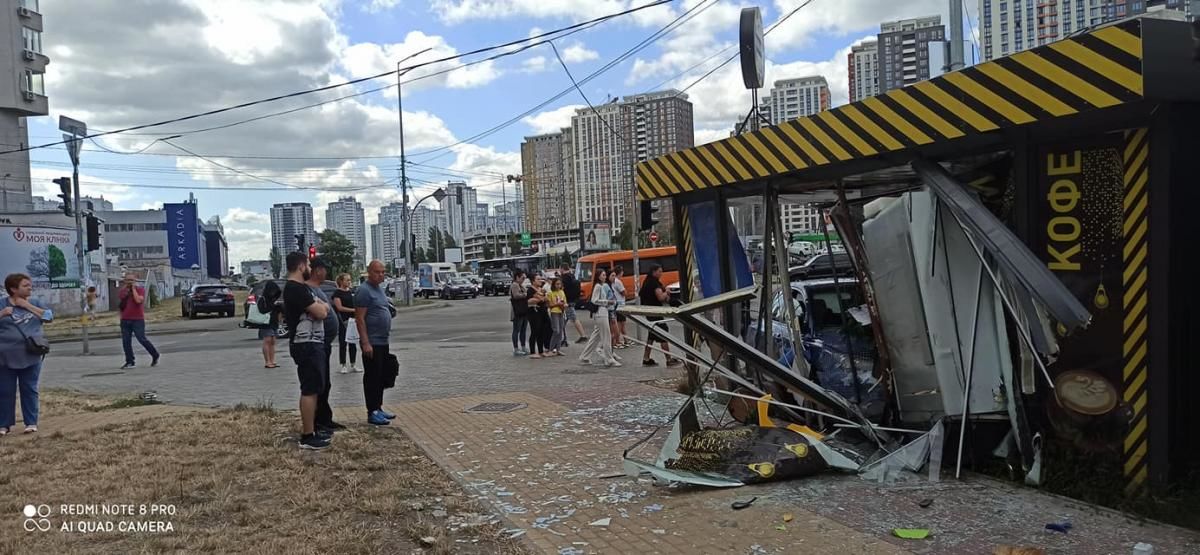 В Киеве автомобиль въехал в кафе на остановке общественного транспорта.