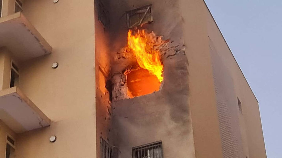 В Израиле ракета попала прямо в окно жилого дома, ранен ребенок.