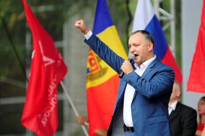 Додон, однако, ориентируется на Россию, Майя Санду — на Запад.