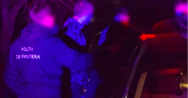 Семья из Афганистана задержана при попытке пересечения границы.