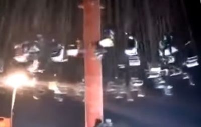 В Китае упала карусель с людьми.