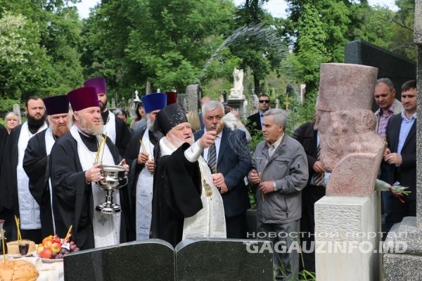 Новый бюст изготовлен из карельского мрамора известным молдавским скульптором.