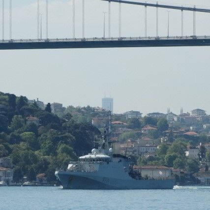 Зашедший в Черное море британский корабль взял курс на Одессу.