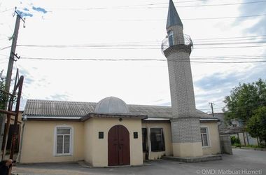 Само здание не сильно пострадало, однако вандалы также разрисовали забор.
