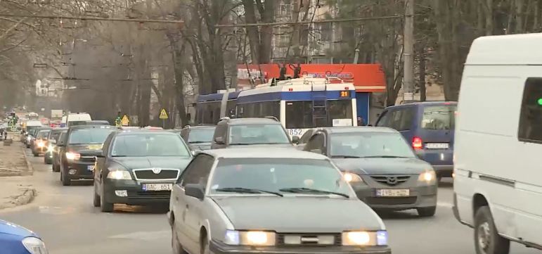 Кишинёвские водители жалуются на небывалые заторы на улице Василе Лупу.