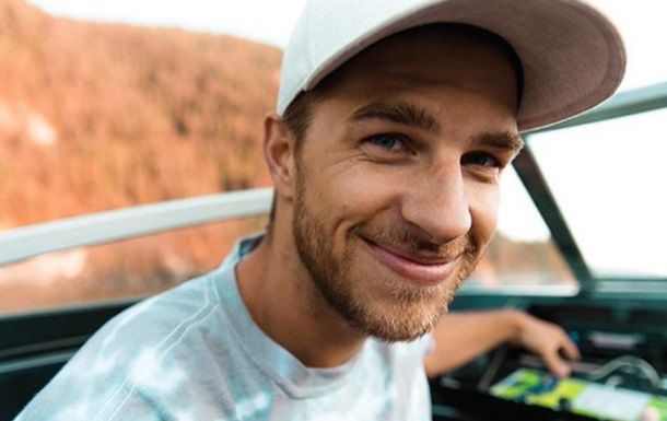 Звездный блогер YouTube погиб после падения с водопада.