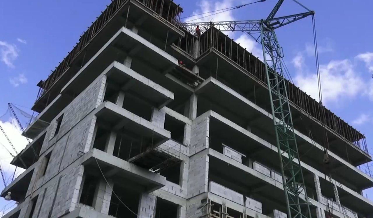 Кроме того, возле стройки необходимо вывешивать панно с информацией о подрядчике, а также сроках завершения работ.