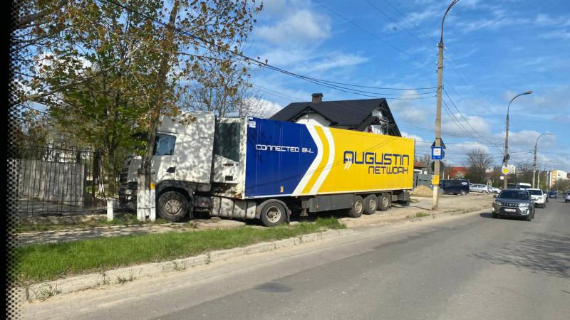 В столице водитель фуры въехал в забор Полицейской академии.