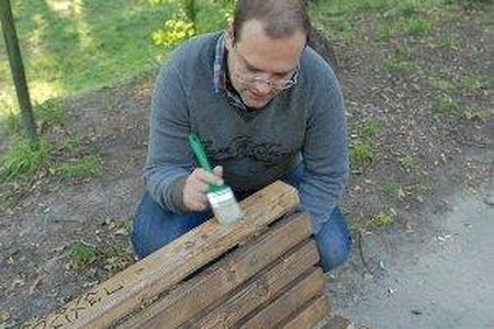 Неизвестные разрисовали новые скамейки, установленные у обновленной ротонды в парке "Валя Морилор".