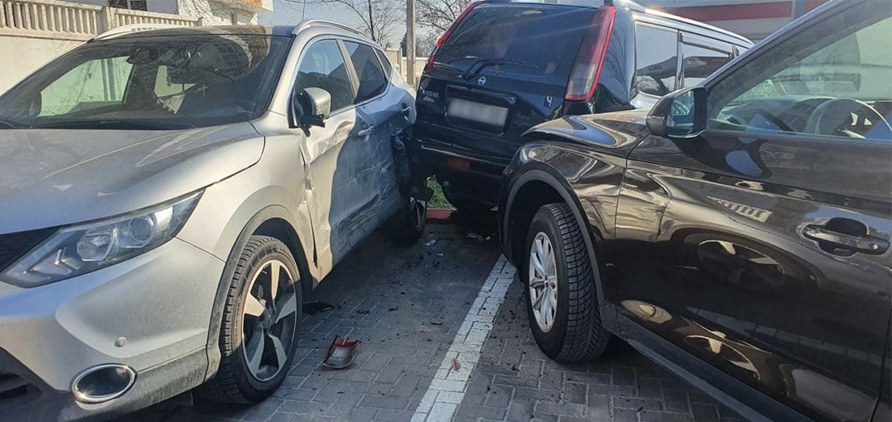 В результате аварии на столичной парковке пострадало три автомобиля.