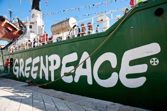 В Словакии суд арестовал 12 активистов Greenpeace.