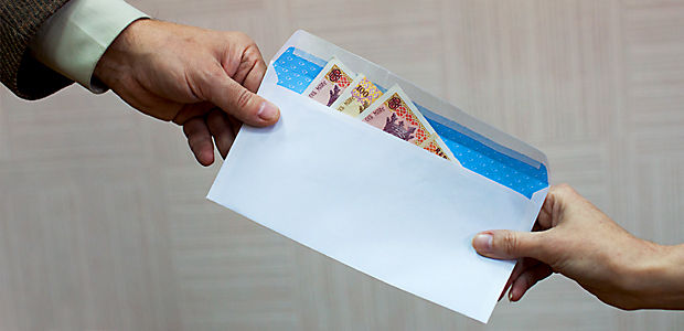 Fenomenul „salariilor în plic” continuă în Moldova: Pierderi de miliarde pentru buget.