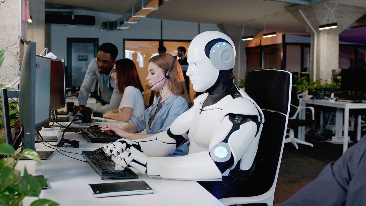 Microsoft: Inteligența artificială amenință traducătorii și scriitorii, dar nu și spălătorii de vase.