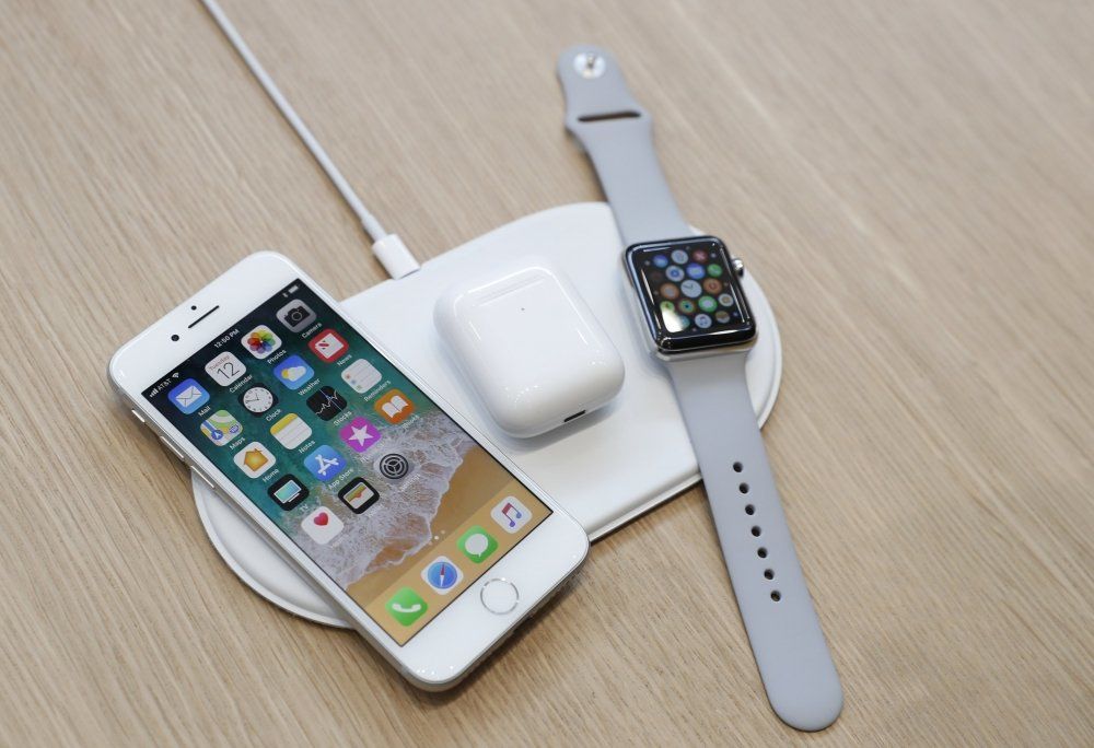 Сегодня компания представила iPhone 8, iPhone 8 Plus и iPhone X. Также Apple показала "умные" часы Smart Watch Series 3.