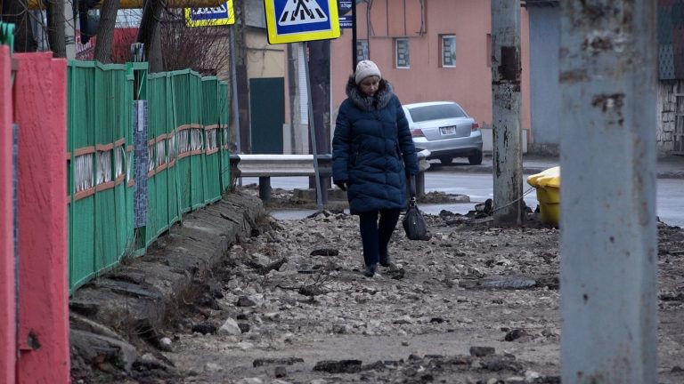 В Бельцах подрядчик снял асфальт с тротуаров, но не торопится укладывать плитку.