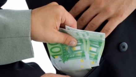 Un instructor auto din nordul țării, raionul Edineț, este învinuit de procurori anticorupție de luare de mită.