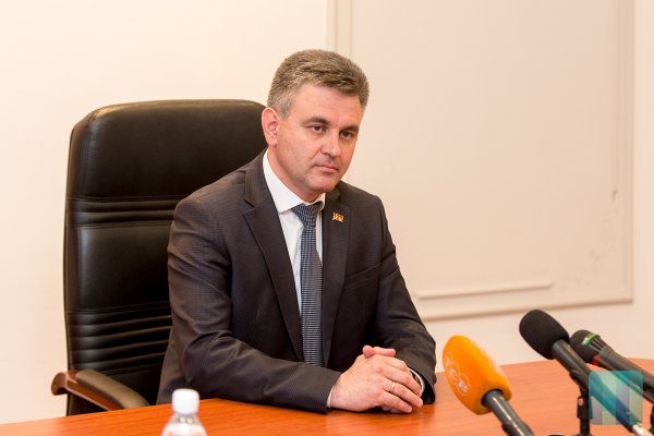  "Популизм и пыль в глаза" - так глава Приднестровья прокомментировал инициативу Игоря Додона.