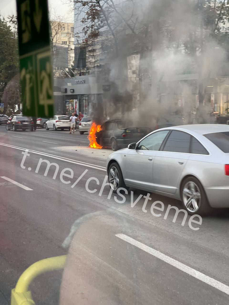 В центре Кишинева загорелся автомобиль.