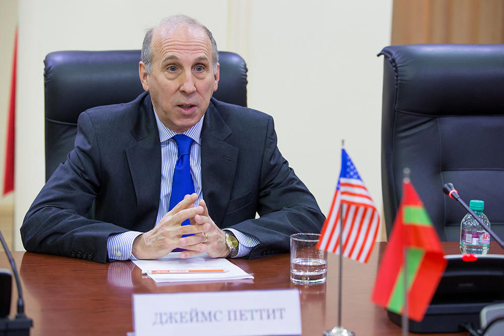 Посол Соединенных Штатов Америки в РМ Джеймс Д. Петтит.