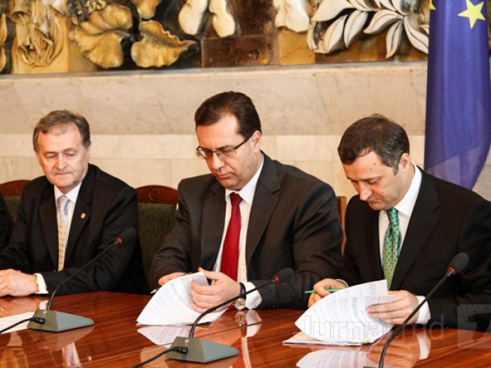 Reprezentanții coaliției de guvernare nu se arată îngrijorați de tentativele de corupere a unor deputați.