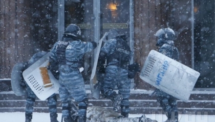 Utilizarea armelor de foc de către poliţia de la Kiev doar complică situaţia, care deja este instabilă.