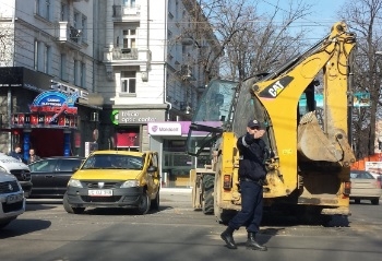 Accident rutier in centrul Chisinaului. Un excavator s-a ciocnit cu o masina de taxi intr-o intersectie aglomerata din capitala.