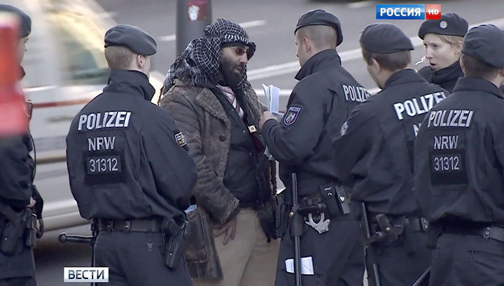 В настоящее время полиция ведет розыск преступников.