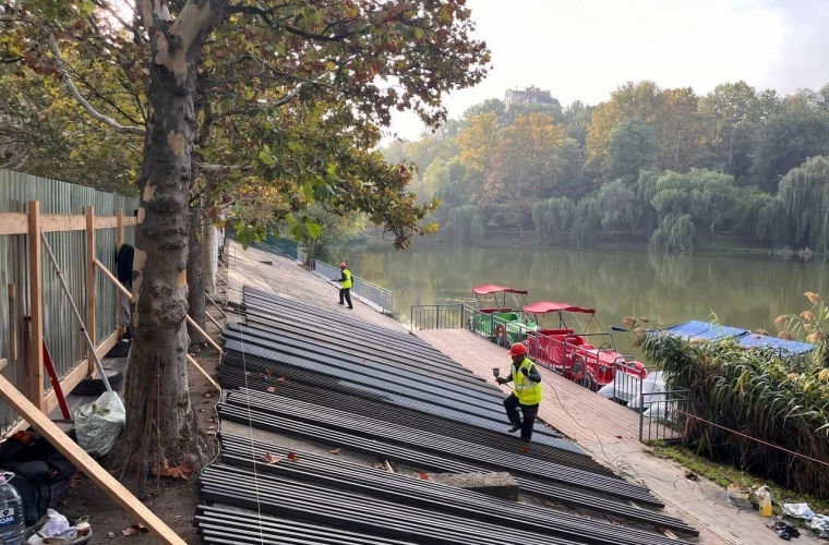 Pe unu dintre lacurile din parcul Valea Trandafirilor este amenajată o faleză.