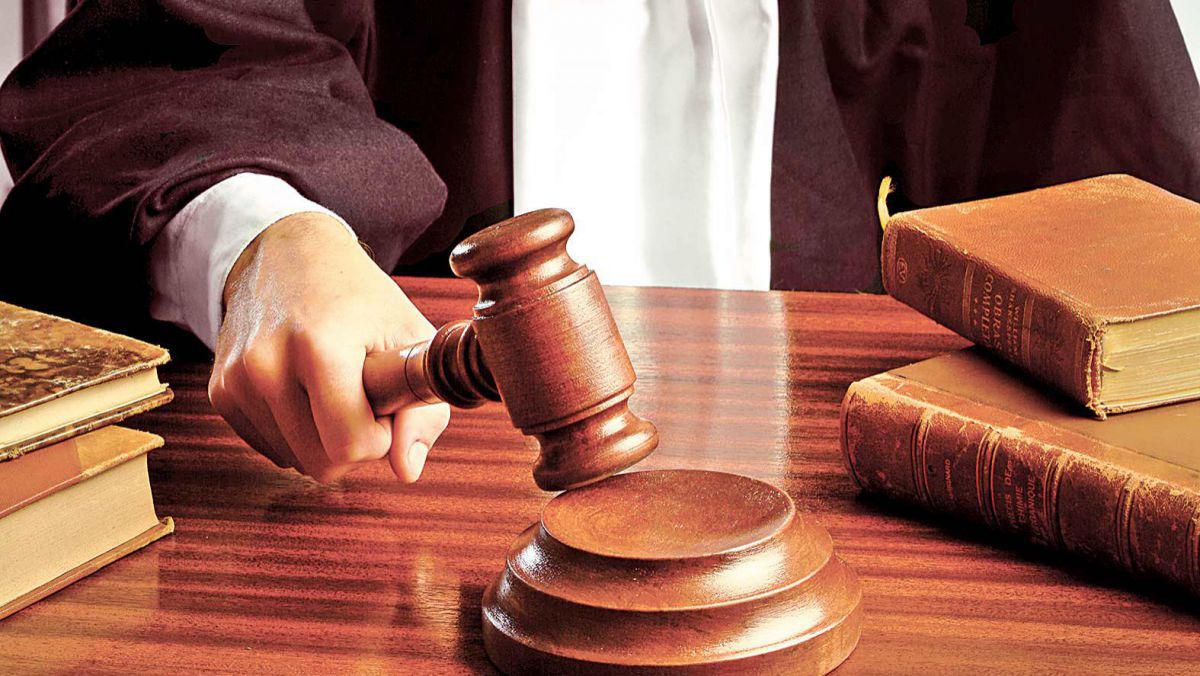 Potrivit procurorilor, în vara anului 2012, poliţiştii au extorcat de la o persoană, bănuită de comiterea violului, suma de 2.100 euro, pentru a nu o reţine şi cerceta penal.