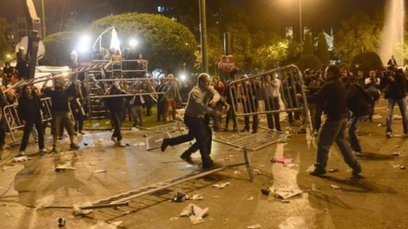 Lupte de stradă în Spania: Zece polițiști au fost răniți.