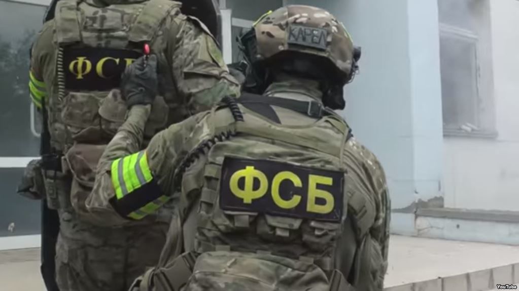 Спецназ и оперативники ФСБ провели обыски по ряду адресов в Красногвардейском районе Крыма.