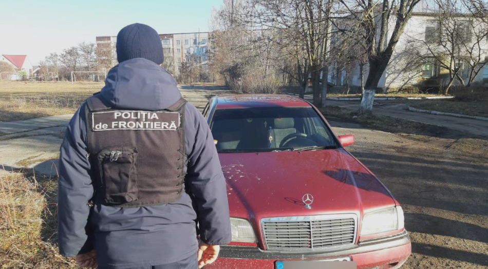 Молдаванин на границе предъявил поддельный техосмотр.