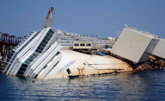 Nava de croazieră Costa Concordia va fi repusă pe linia de plutire luna viitoare, în acelaşi loc unde a rămas scufundată parţial.