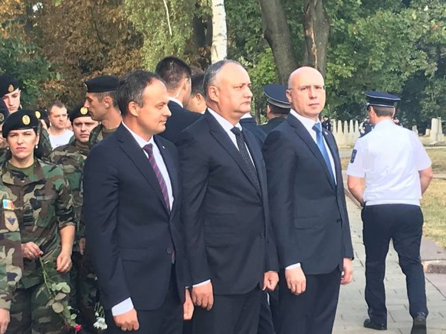 Игорь Додон, Павел Филип и Андриан Канду возложили цветы к памятнику "Скорбящей матери". Фото: protv.md.