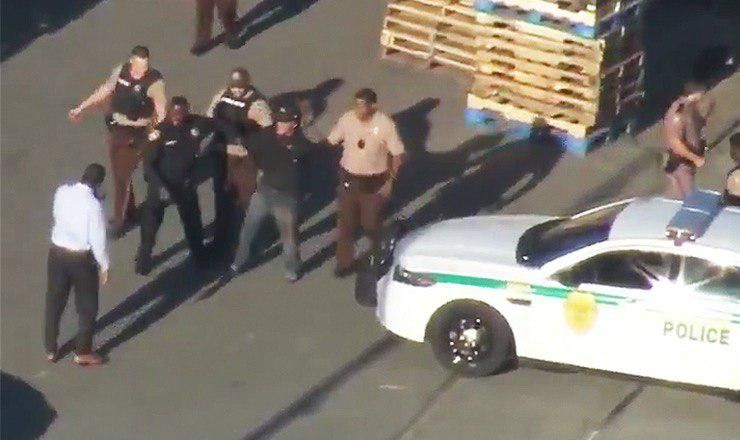 Финальные кадры показывают, как полицейские арестовывают и ведут задержанного в машину.