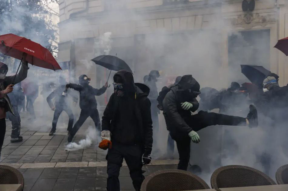 Массовые беспорядки из-за пенсионной реформы не утихают во Франции.