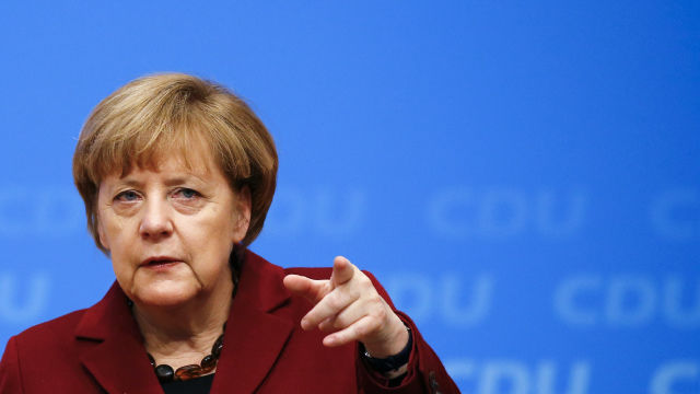 Angela Merkel promite că va expulza mai mulți refugiați.