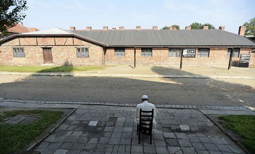Прокуроры просят закрыть дело 96-летнего врача из Освенцима.