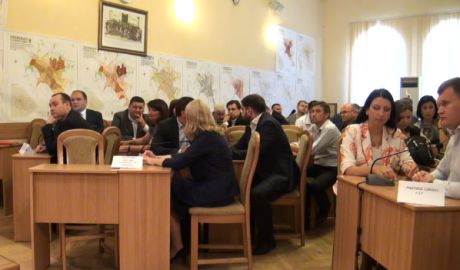 Конфликт начался еще до вручения мандатов советникам, при обсуждении повестки дня.