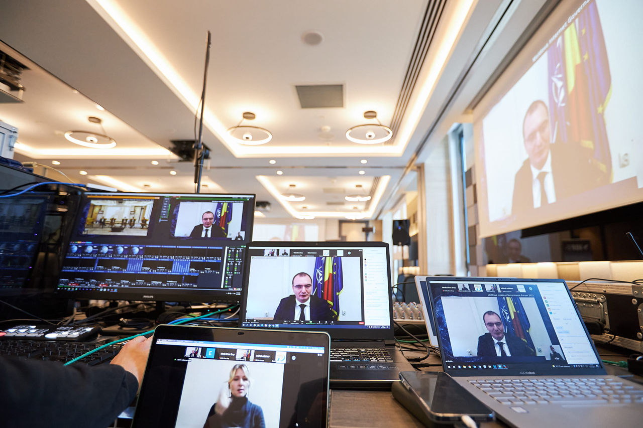 Вызовы и преимущества электронного правительства обсуждают на Форуме в Кишиневе.