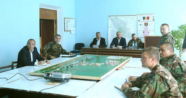 Игорь Додон посетил авиабазу, а также базу для хранения техники, вооружения и военного имущества во Флорешть.