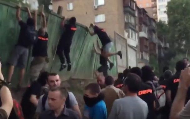 Активисты в балаклавах напали на охрану и милиционеров, при этом пострадали два правоохранителя.