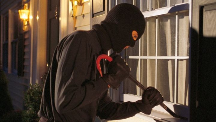 Măsuri de prevenire a furturilor pentru perioada în care lipseşti. Foto: casepractice.ro