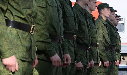 Приехавшие на работу иностранцы просят руководство страны разрешить им поступить на службу в регулярную армию.