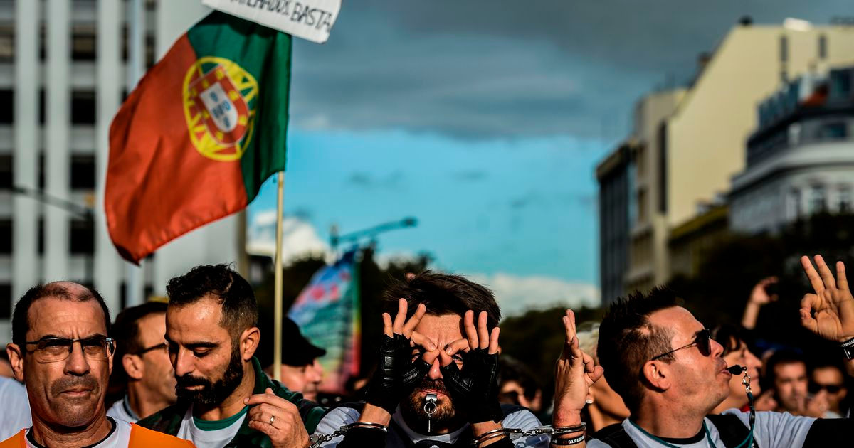 Тысячи португальцев требуют на митингах доступности жилья.