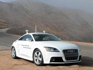 На гоночной трассе сошлись два купе Audi TTS, одним из которых управлял "живой" пилот, а вторым -  автоматическая система управления.